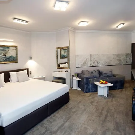 Deluxe 3 Center Apartment *