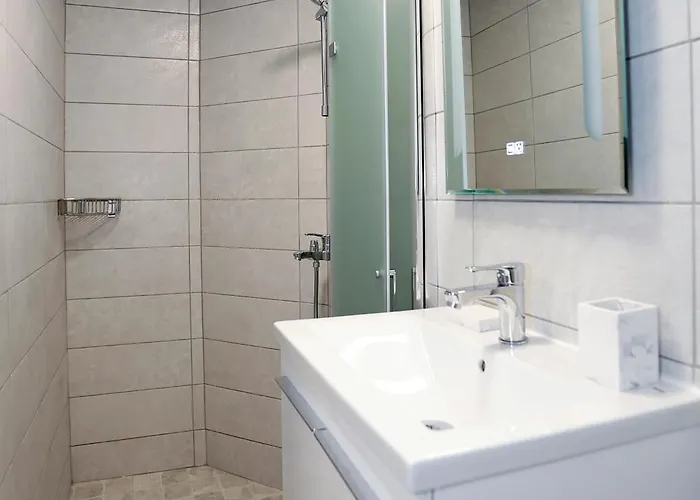 Deluxe 3 Center Apartment *