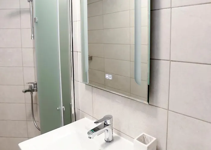 Deluxe 3 Center Apartment *