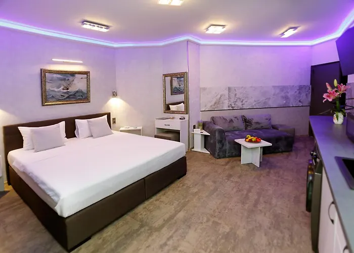 Deluxe 3 Center Apartment